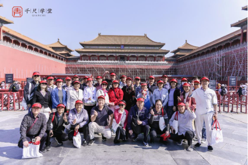翻翻策略 千尺学堂书法毕业旅行圆满收官：银发学员沉浸式体验传统文化魅力