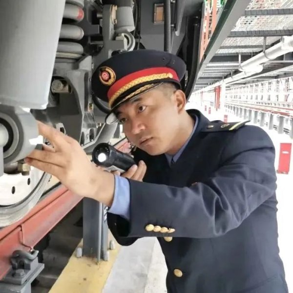 涌融优配 “最美铁路人”斯朗旺扎：从马背少年到阅兵观礼嘉宾